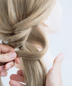 簡単アレンジの定番くるりんぱを使った華やかアレンジ