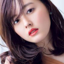 なまめかしいピンクの目元が引き出す女っぽさと愛らしさ♡【#ナベメイク】