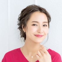 マンネリになりがちなくるりんぱを華やかに！アメピンを使った簡単ヘアアレンジ【動画つき】
