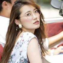 紫外線ケアにまつわる悩みを解決! ダテメガネ感覚で楽しめる「クリアサングラス」【PR】