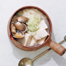 冷房で冷えたときにおすすめ！体の芯から温まるアサリ純豆腐