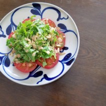 美容エディター・門司紀子のToday’s SALAD #4「パクチーとトマトの胡麻だれサラダ」