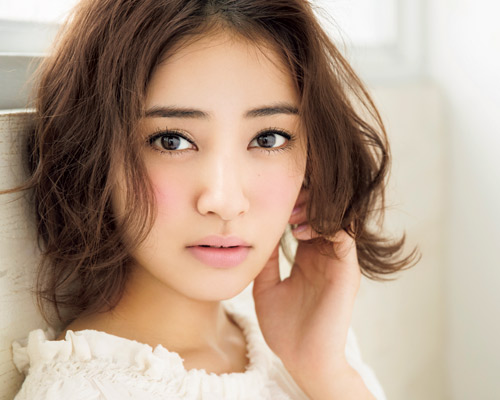 上品で柔らかな佐々木希さんのようになりたい！秋新色メークにトライ！