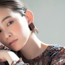 今秋はトレンドのくすみベージュリップで、女らしい優しげな表情に♡