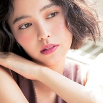 トレンドのくすみピンクリップで透明感のある肌を演出♪