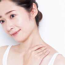 首にシワを作らない予防テク＆できてしまったときの美容医療