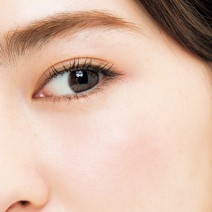 “大人っぽキレイ”顔を目指すなら、チークとハイライトの配置の逆転がカギ！