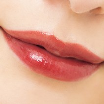 この秋イチオシ！“大人っぽキレイ”をかなえる、なじみ色ライナー＆赤茶リップ