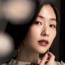トレンドカラーの赤茶リップを主張して、こなれた女っぽさを演出