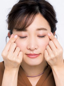 お手軽マッサージ！ メイク直しをしながら目の下のくまをなかったことに！