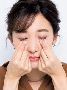 お手軽マッサージ！ メイク直しをしながら目の下のくまをなかったことに！