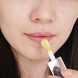 クラランス コンフォートリップオイル 07 ハニーグラム色の使い方