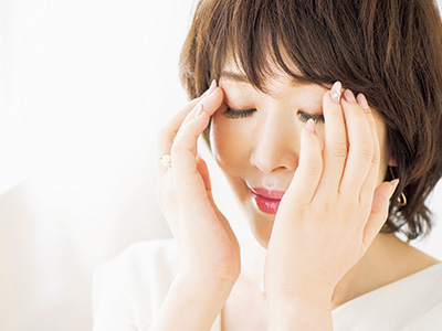 メイクの上からできる目元の乾燥ケア