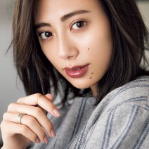 薄づきカシスボルドーグロスで、ツヤのあるモテリップに変身♡