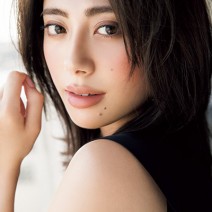 肌なじみ度抜群！ RMKのパール入りベージュグロスで洗練された美人顔に♡