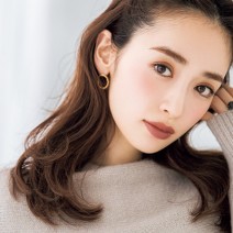 大人っぽキレイなこなれ感を演出するには「赤みブラウンリップ」を手に入れるべし！