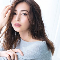 トレンドのマットリップに＋1アイテムするだけで、唇の縦筋が気にならなくなる！