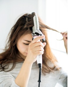 前髪を巻くならコテ アイロン カーラー 伸ばしかけでもok 上手な巻き方レッスン 美的 Com 前髪を巻くならコテ アイロン カーラー 伸ばしかけでもok 上手な巻き方レッスン 美的 Com