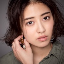 佐々木希さん風眉は多色パウダーで簡単に作れる！ ナチュラルさが好印象◎