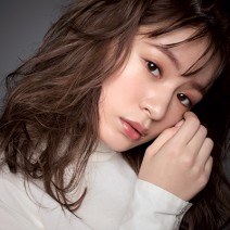 吉岡里帆さんの眉がお手本！ この冬は赤みニュアンスをプラスして即“こなれ”顔