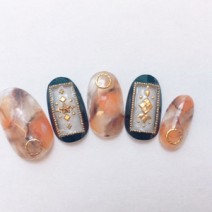 大理石と額縁風の高級感漂うデザイン【365日ネイル】