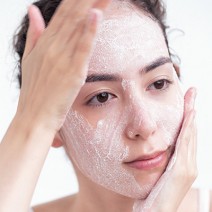 肌のザラつきが気になったらスクラブで一掃！ おすすめアイテムまとめ