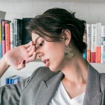 結んでねじって留めるだけ！ おしゃれ夜会巻きのヘアアレンジ方法