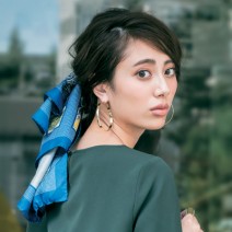 簡単ヘアアレンジ♪ くるりんぱ×スカーフでかわいさを底上げ！