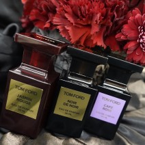 トム フォード ビューティ“冬の花”を纏うフレグランスで思わず二度見される女性に…