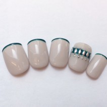 冬の淡色コーデとなじむ！グリーンでさりげなく引いた細フレンチライン【365日ネイル】