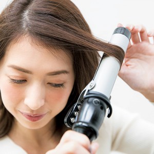 ふわっと外への動きをつけてクールなフェザーバングに
