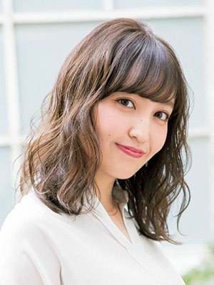 おでこが広い人必見 似合う前髪やあえて見せるアレンジ術 小顔見せヘアスタイル 美的 Com