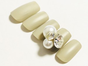 ビッグパール＆スワロフスキーのデコラティブなホリデーネイル