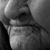 まるで梅干おばあちゃん！鼻下の縦ジワを今から予防する3つの策