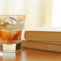 眠れないから少しだけ…に潜む落とし穴！「正しい寝酒」のたしなみ方
