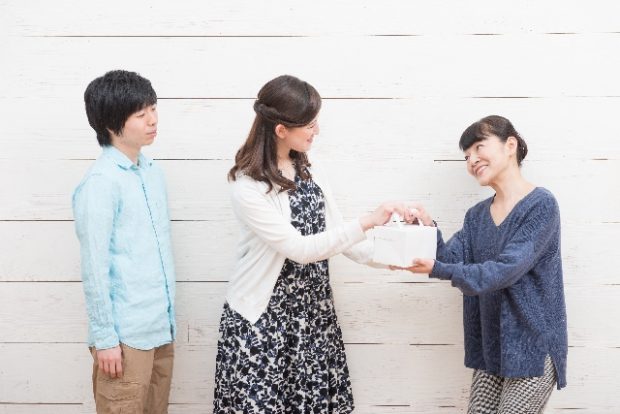 手土産で…彼ママが凍り付く!? 「実家訪問で焦らない」基本マナー