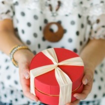 「手土産」と「おもたせ」は違う？知らないと恥ずかしい手土産マナー