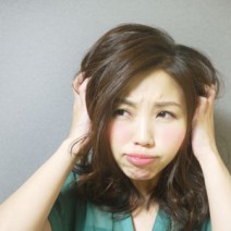 髪色が抜ける原因！「ギシギシ色落ちする」NGヘアケア習慣4つ