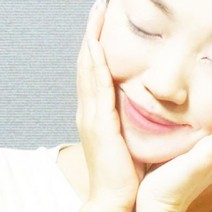 メイクを落とすと老け顔の人必見！「唇の色がくすむ」本当の理由