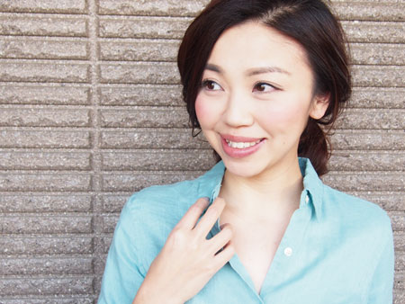 男ウケには鎖骨見せ！1か所さするだけで「美デコルテ」を作るコツ