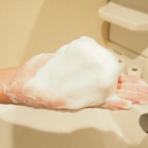 1分で魔法の泡立ち！ネットを使わず「肌によい洗顔泡」をつくる技