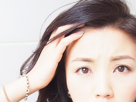 少ないから逆に目立つ！出始め白髪「自分でキレイに隠す方法」3つ
