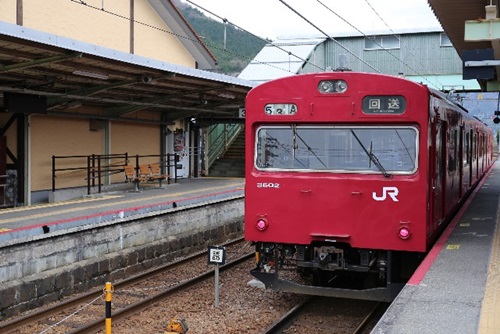 毎日だからヤバッ！「下半身デブに直結」する電車でのNGな立ち方