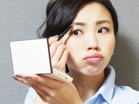 平行眉どころか変眉に！「絶対やってはいけない」眉毛の描き方5つ