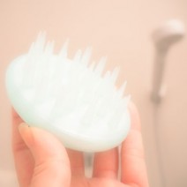 シャンプー中使うだけ！シワもたるみも防ぐ「頭皮洗浄ブラシ」が優秀っ