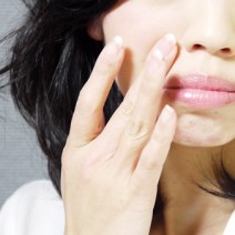 「ほうれい線にファンデが溜まる人」がほぼ当てはまるNG朝習慣4つ