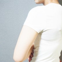 残念な後ろ姿代表！「ブラが脂肪に食い込む悲劇」背中ブヨ肉対策3つ