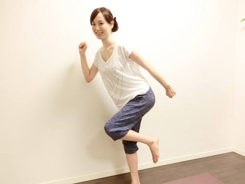 歩き方変えて…足首キュッ！「むくまない」サンダル美脚メソッド