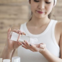 知ってた？プルプル肌の美女が「化粧水を最初につけるところ」って…