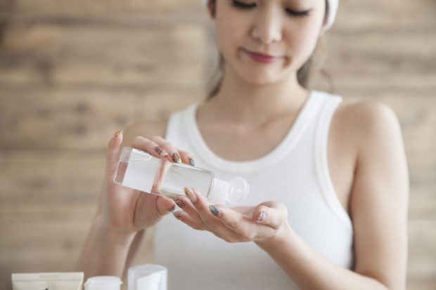 知ってた？プルプル肌の美女が「化粧水を最初につけるところ」って…